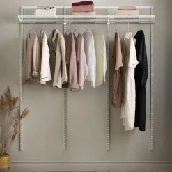 Elfa Säilytyskalusteet-Erityisesti Vaatesailytykseen Soveltuva Aloituspakkaus Sisaltaa Kantokiskon, Riippukiskot, Lankahyllyn Ja Vaatetangon. Helppo Laajentaa Myohemmin Yhdistamalla Muita n Sailytystuotteita.