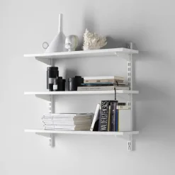 Elfa Säilytyskalusteet-Hyva Valmisratkaisu, Joka Sisaltaa Kaiken Mita Tarvitset Kolmen Hyllyn Kirjahyllyn Luomiseen. Plug-In -Teknologian Ja Seinakiskojen Reikien Ansiosta Helppo Asentaa Oikein Vatupassia Kayttaen.