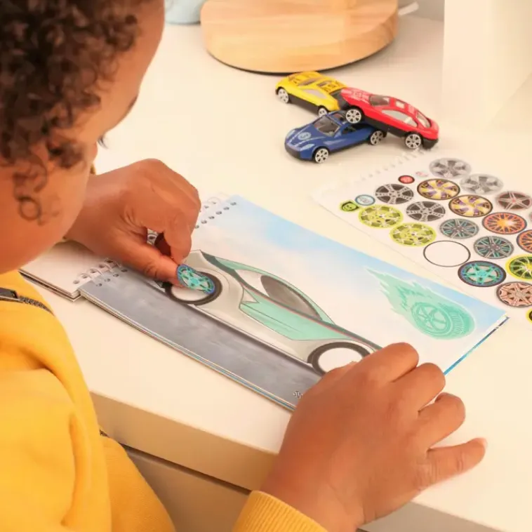 Monster Cars Askartelutarvikkeet-Taskuvarityskirja